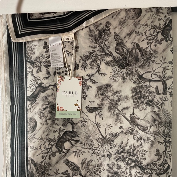 Fable England Wolf Garden Square Scarf - Black - NWT - Picture 8 of 16